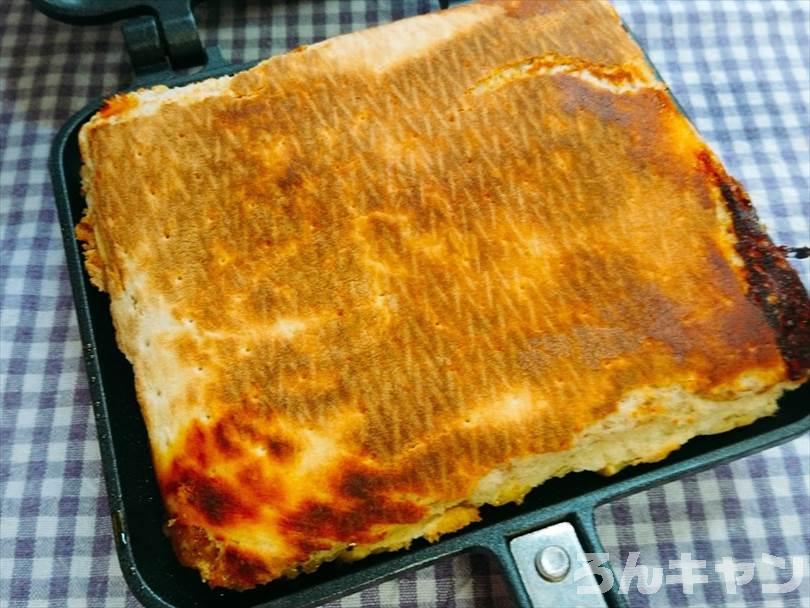 ホットサンドメーカーで焼いた後の折りたたみチルドピザの底側の焼き上がり