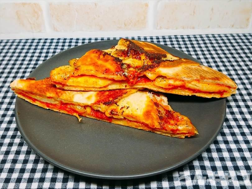 ホットサンドメーカーで焼いた後の折りたたみチルドピザを半分に切った状態
