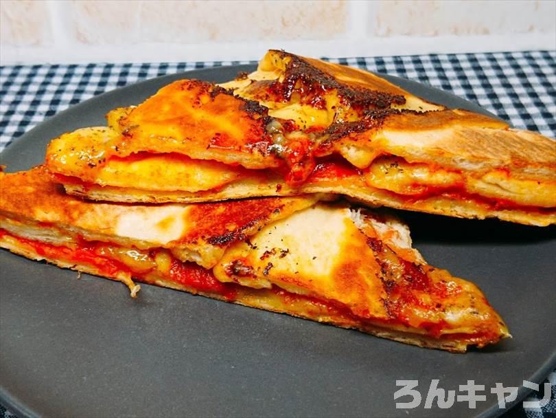 ホットサンドメーカーで焼いた後の折りたたみチルドピザを半分に切った状態