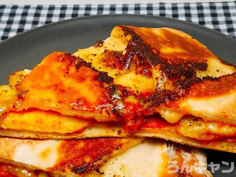 ホットサンドメーカーで焼いた後の折りたたみチルドピザを半分に切った状態