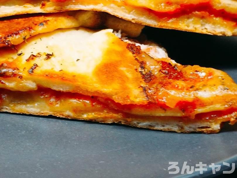 ホットサンドメーカーで焼いた後の折りたたみチルドピザを半分に切った状態