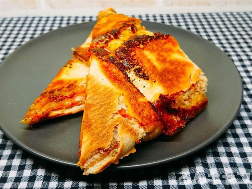 ホットサンドメーカーで焼いた後の折りたたみチルドピザを半分に切った状態