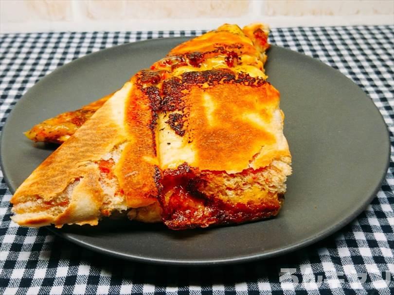 ホットサンドメーカーで焼いた後の折りたたみチルドピザを半分に切った状態
