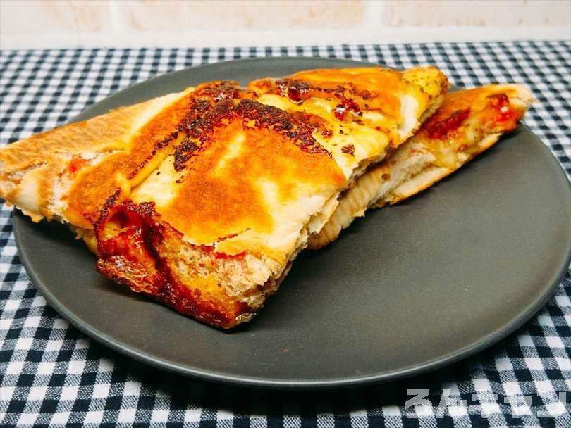 ホットサンドメーカーで焼いた後の折りたたみチルドピザを半分に切った状態