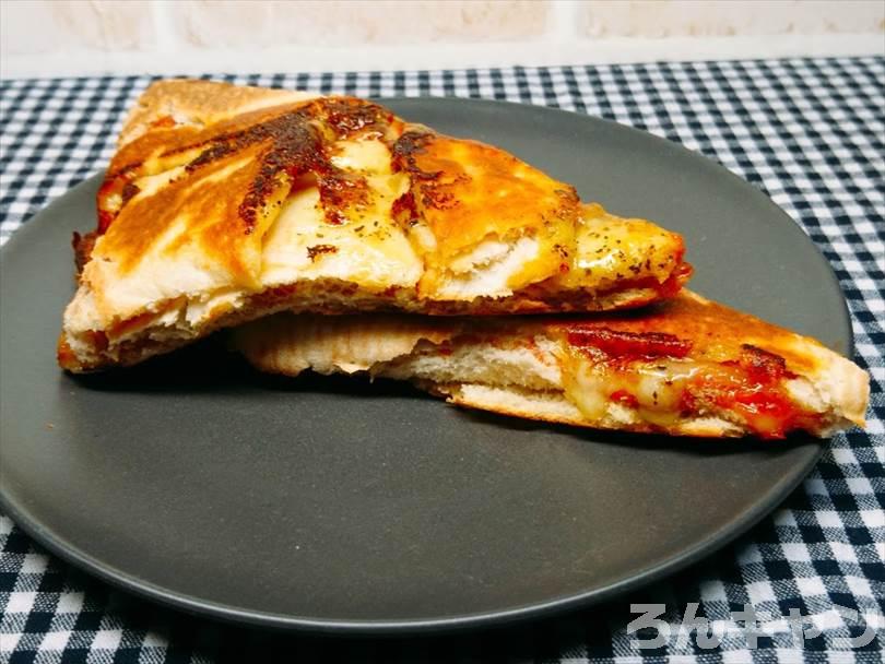 ホットサンドメーカーで焼いた後の折りたたみチルドピザを半分に切った状態