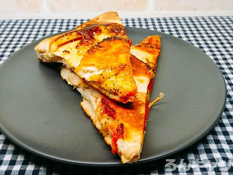 ホットサンドメーカーで焼いた後の折りたたみチルドピザを半分に切った状態