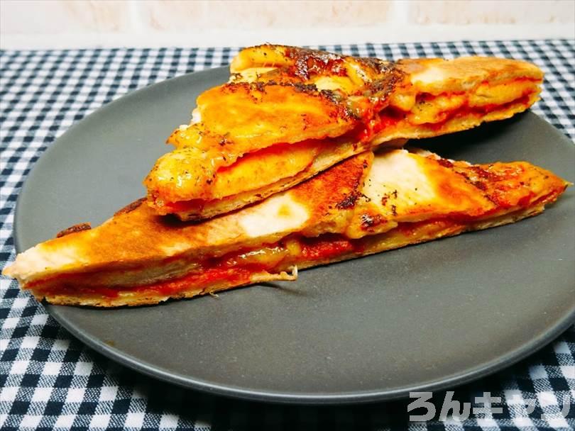 ホットサンドメーカーで焼いた後の折りたたみチルドピザを半分に切った状態