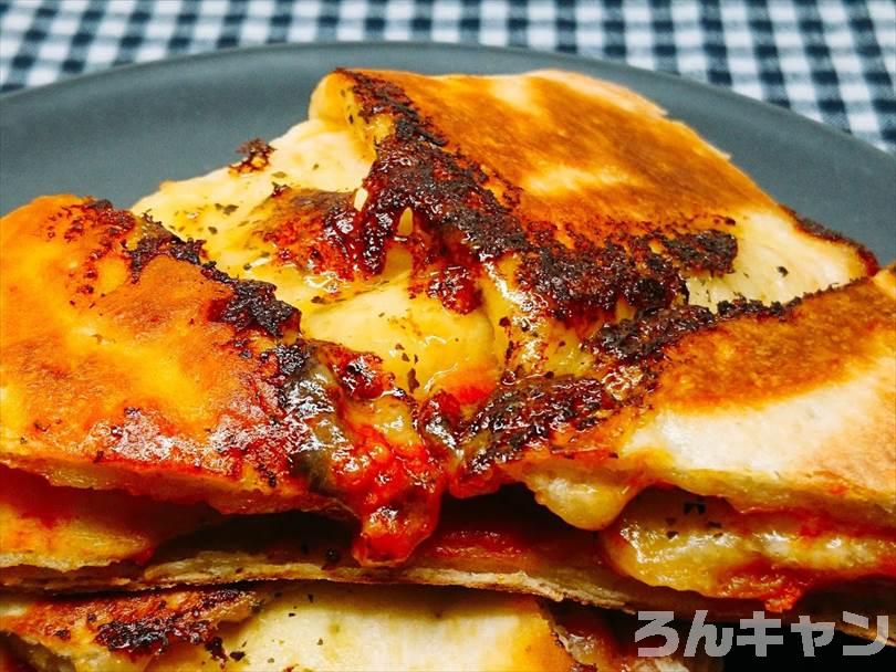 ホットサンドメーカーで焼いた後の折りたたみチルドピザを半分に切った状態