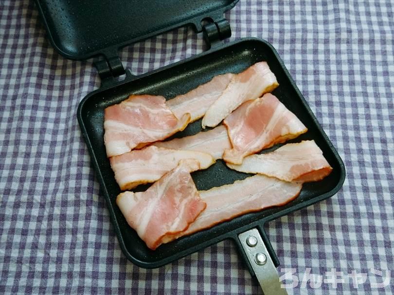 ホットサンドメーカーで焼く前のベーコン&チーズ