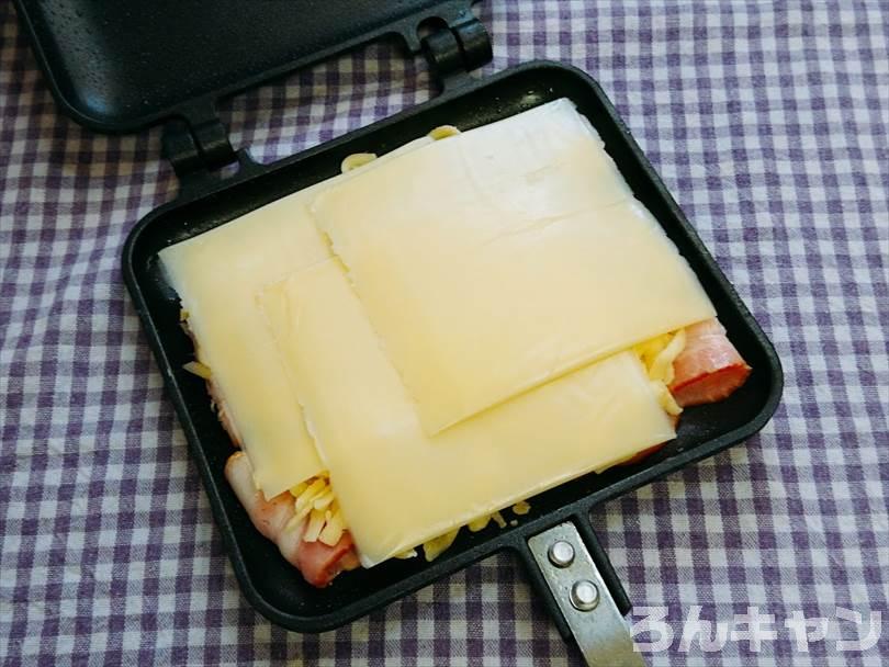 ホットサンドメーカーで焼く前のベーコン&チーズ