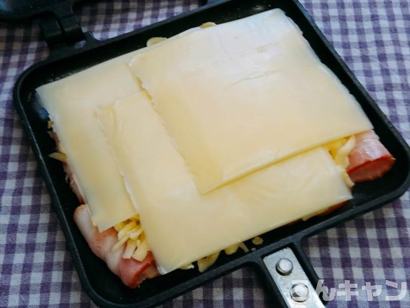 ホットサンドメーカーで焼く前のベーコン&チーズ