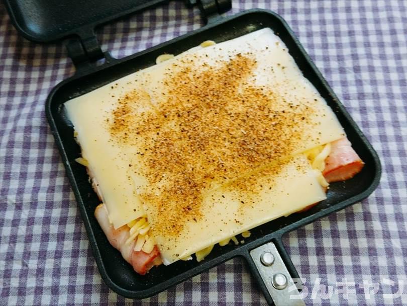 ホットサンドメーカーで焼く前のベーコン&チーズにマキシマムをかける