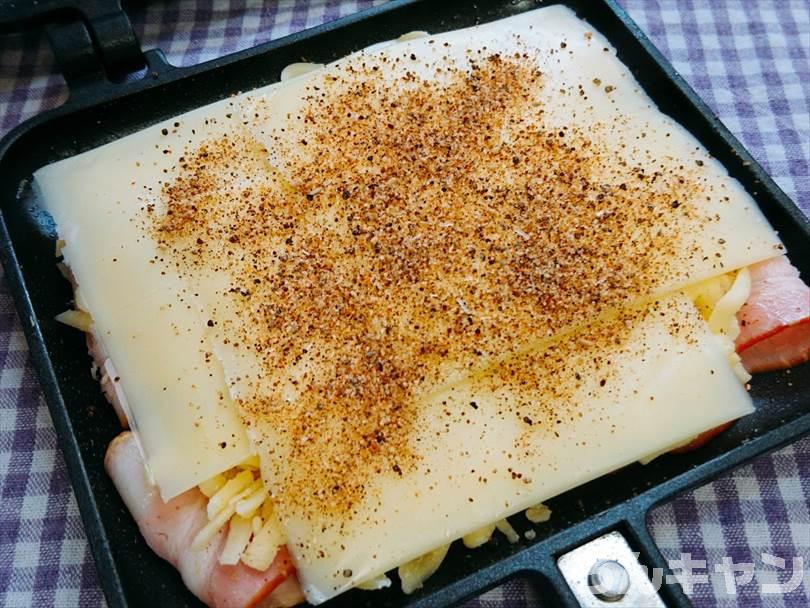 ホットサンドメーカーで焼く前のベーコン&チーズにマキシマムをかける