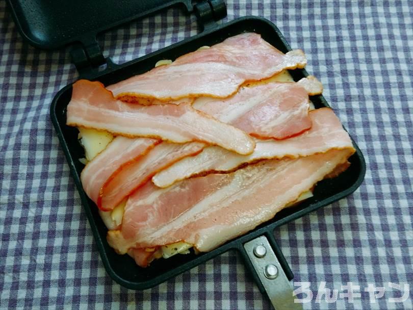 ホットサンドメーカーで焼く前のベーコン&チーズ