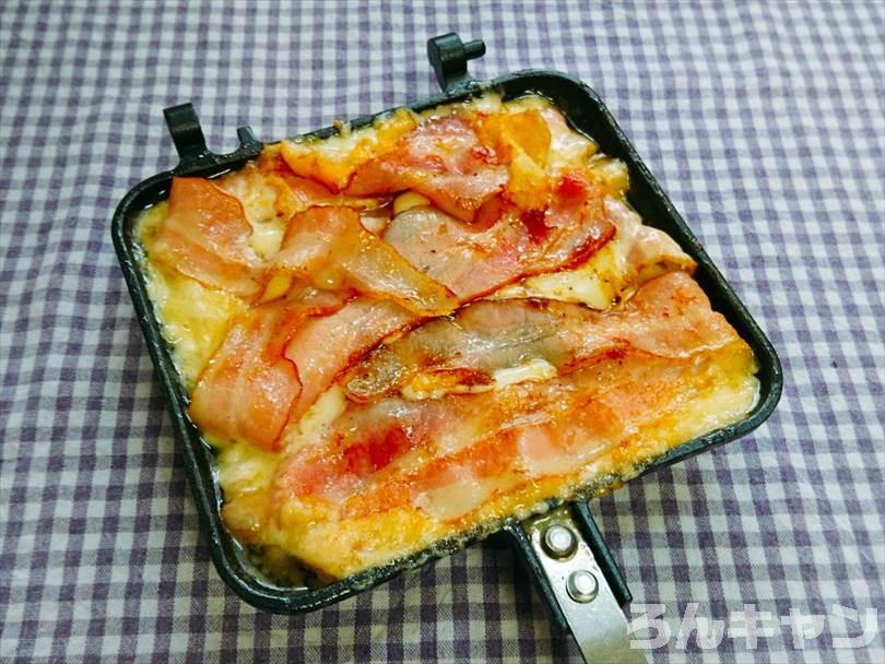 ホットサンドメーカーで焼いた前のベーコン&チーズ