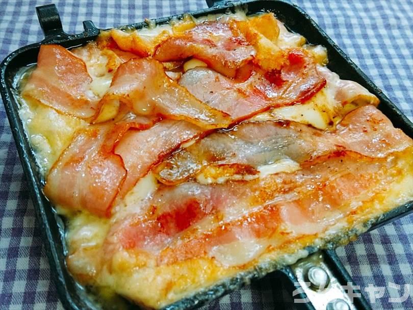 ホットサンドメーカーで焼いた前のベーコン&チーズ