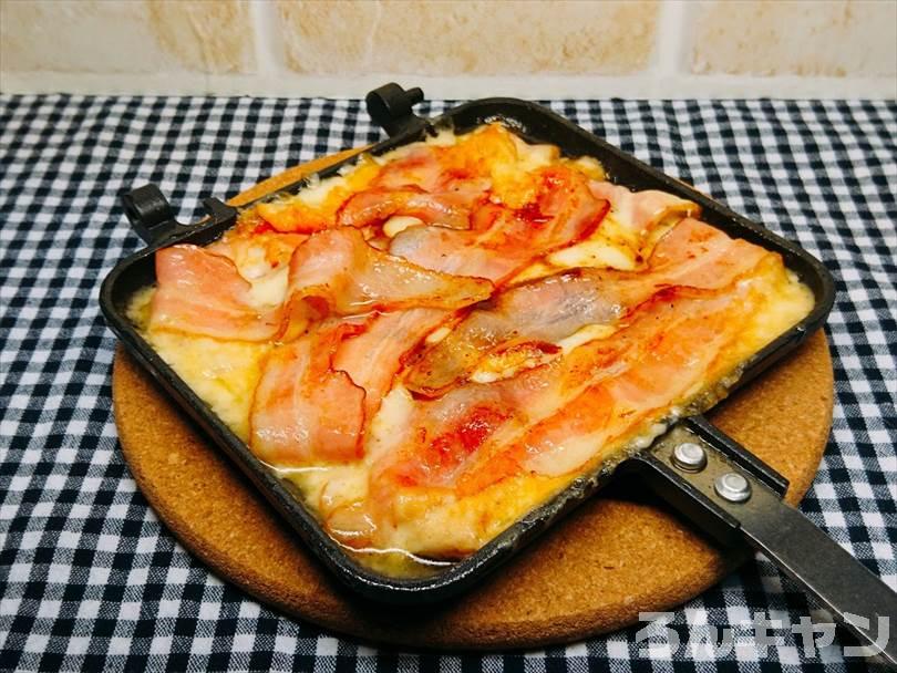 ホットサンドメーカーで焼いた前のベーコン&チーズ