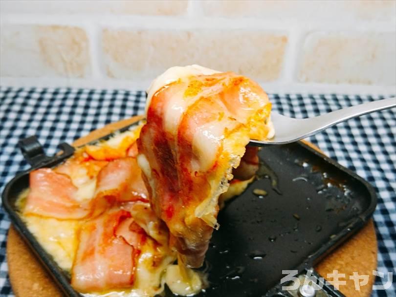 ホットサンドメーカーで焼いた前のベーコン&チーズ
