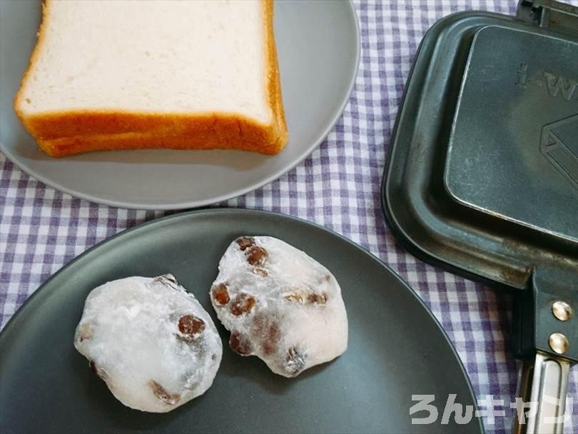 ホットサンドメーカーで焼く前の豆大福ホットサンド