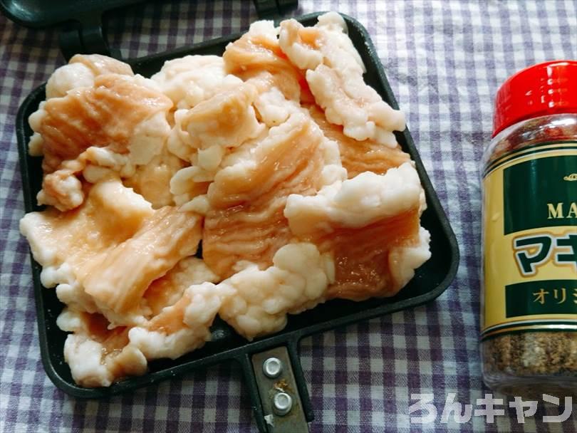ホットサンドメーカーにのせた牛ホルモンと味付け用のマキシマム