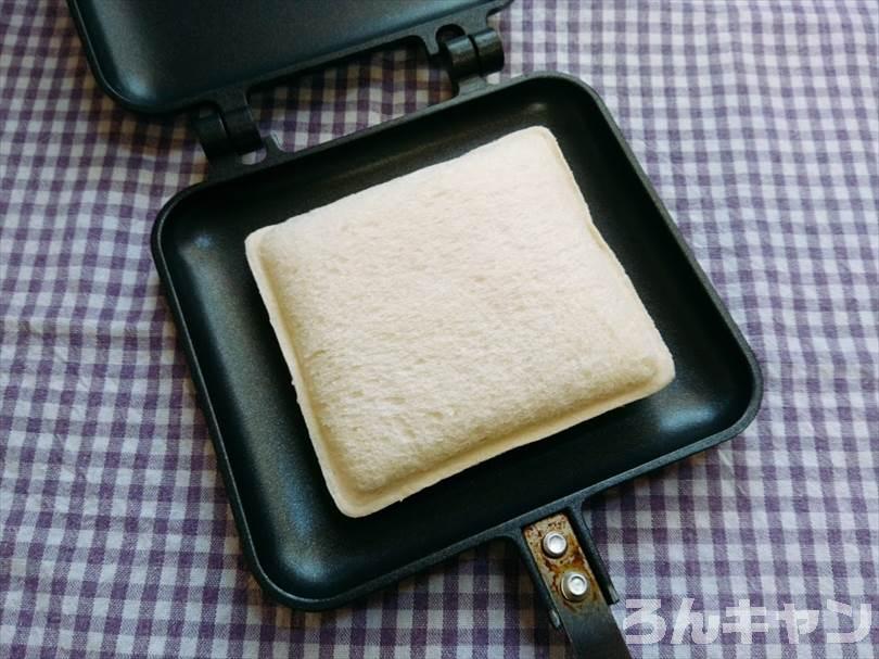 ホットサンドメーカーでメンチカツのランチパックを重ね焼き（とろけるチーズをのせてアレンジレシピ）