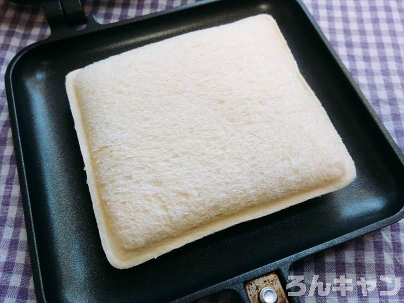 ホットサンドメーカーでメンチカツのランチパックを重ね焼き（とろけるチーズをのせてアレンジレシピ）
