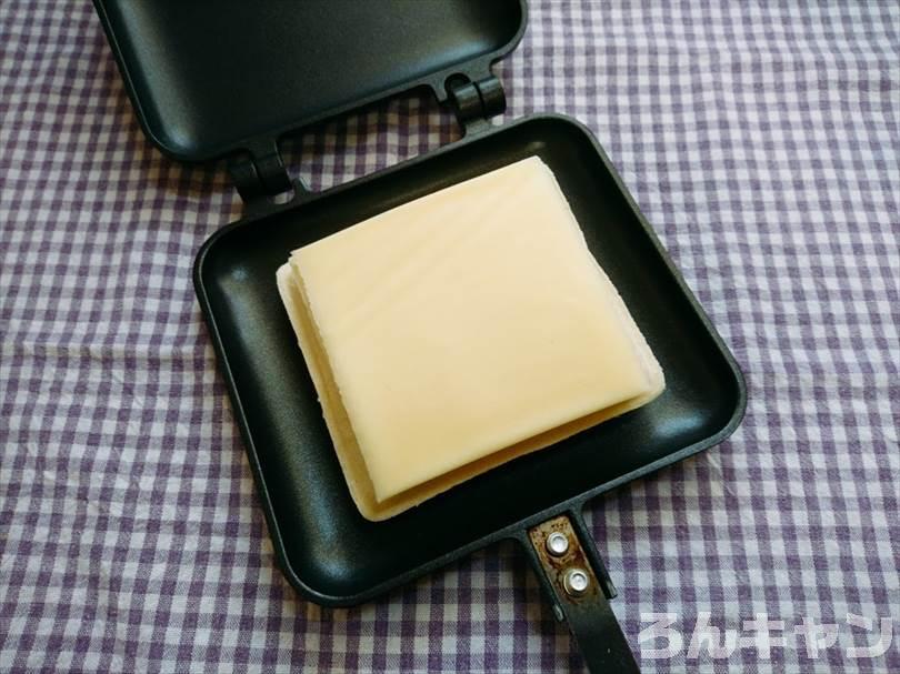 ホットサンドメーカーでメンチカツのランチパックを重ね焼き（とろけるチーズをのせてアレンジレシピ）