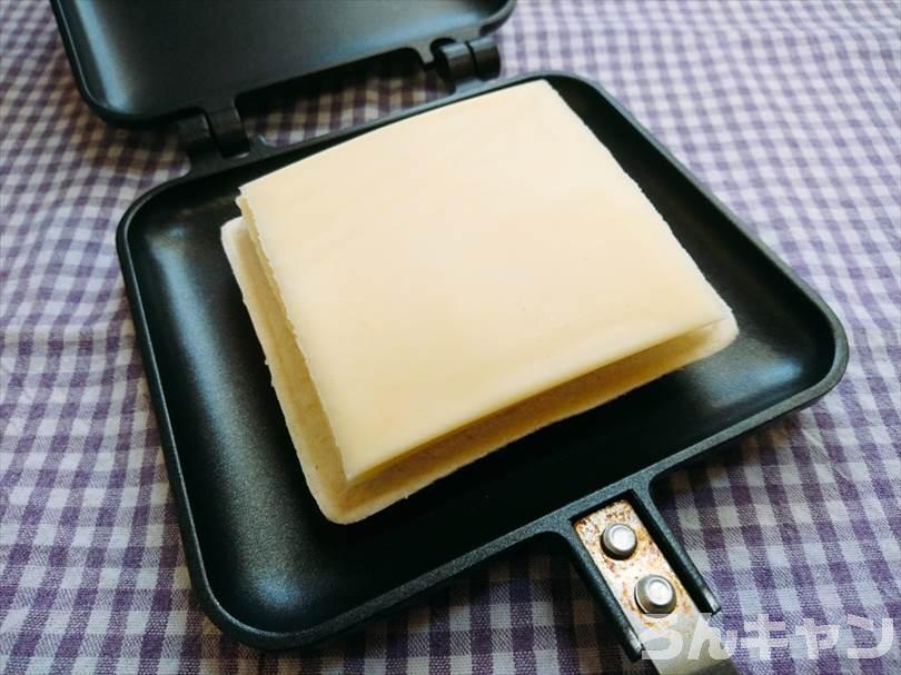 ホットサンドメーカーでメンチカツのランチパックを重ね焼き（とろけるチーズをのせてアレンジレシピ）