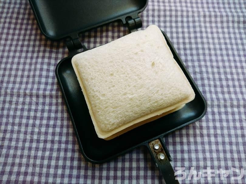 ホットサンドメーカーでメンチカツのランチパックを重ね焼き（とろけるチーズをのせてアレンジレシピ）