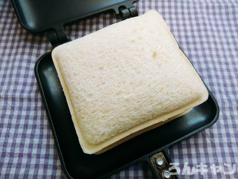 ホットサンドメーカーでメンチカツのランチパックを重ね焼き（とろけるチーズをのせてアレンジレシピ）