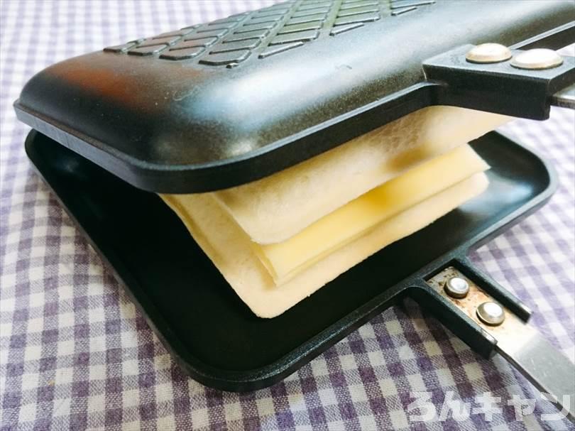 ホットサンドメーカーでメンチカツのランチパックを重ね焼き（とろけるチーズをのせてアレンジレシピ）