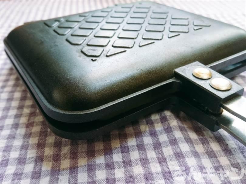 ホットサンドメーカーでメンチカツのランチパックを重ね焼き（とろけるチーズをのせてアレンジレシピ）