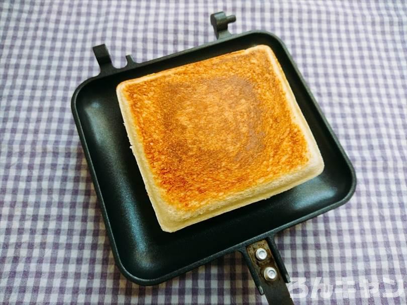 ホットサンドメーカーでメンチカツのランチパックを重ね焼き(とろけるチーズをのせてアレンジレシピ)