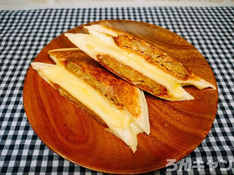 ホットサンドメーカーでメンチカツのランチパックを重ね焼き(とろけるチーズをのせてアレンジレシピ)