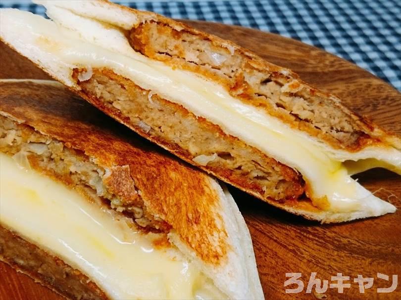ホットサンドメーカーでメンチカツのランチパックを重ね焼き(とろけるチーズをのせてアレンジレシピ)
