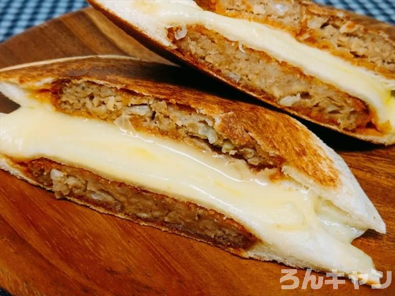 ホットサンドメーカーでメンチカツのランチパックを重ね焼き(とろけるチーズをのせてアレンジレシピ)