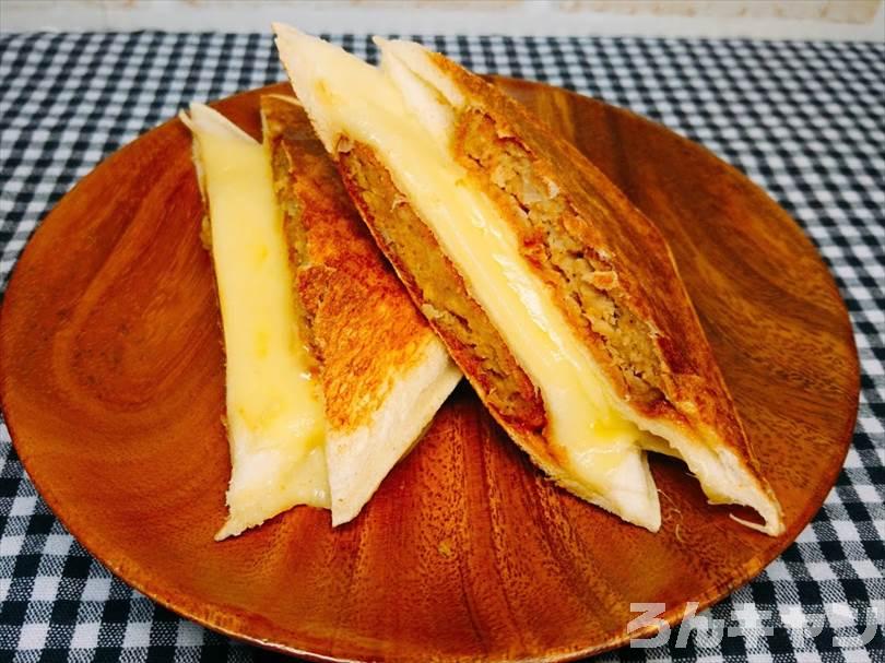 ホットサンドメーカーでメンチカツのランチパックを重ね焼き(とろけるチーズをのせてアレンジレシピ)