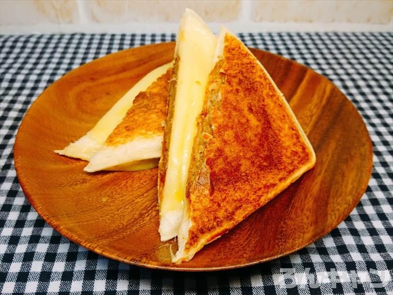 ホットサンドメーカーでメンチカツのランチパックを重ね焼き(とろけるチーズをのせてアレンジレシピ)