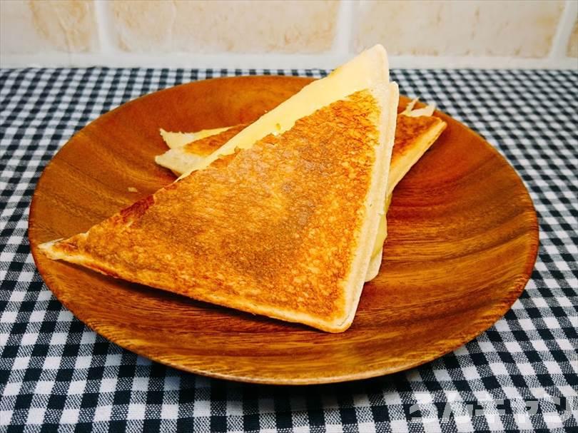 ホットサンドメーカーでメンチカツのランチパックを重ね焼き(とろけるチーズをのせてアレンジレシピ)