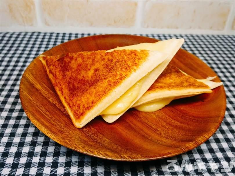ホットサンドメーカーでメンチカツのランチパックを重ね焼き(とろけるチーズをのせてアレンジレシピ)