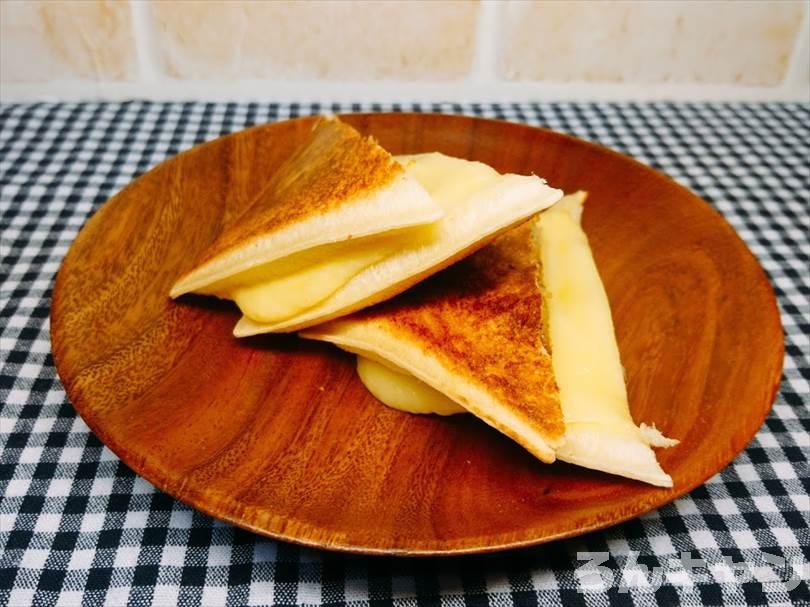 ホットサンドメーカーでメンチカツのランチパックを重ね焼き(とろけるチーズをのせてアレンジレシピ)