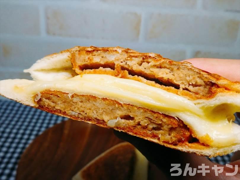 ホットサンドメーカーでメンチカツのランチパックを重ね焼き（とろけるチーズをのせてアレンジレシピ）