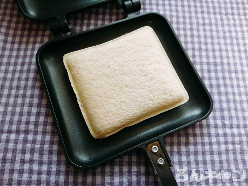 ホットサンドメーカーでチョコレートのランチパックを重ね焼き（ミニチョコ2個を追加ではさんだアレンジレシピ）