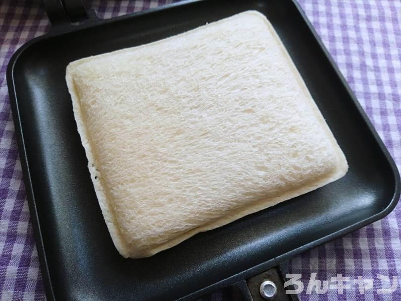 ホットサンドメーカーでチョコレートのランチパックを重ね焼き（ミニチョコ2個を追加ではさんだアレンジレシピ）