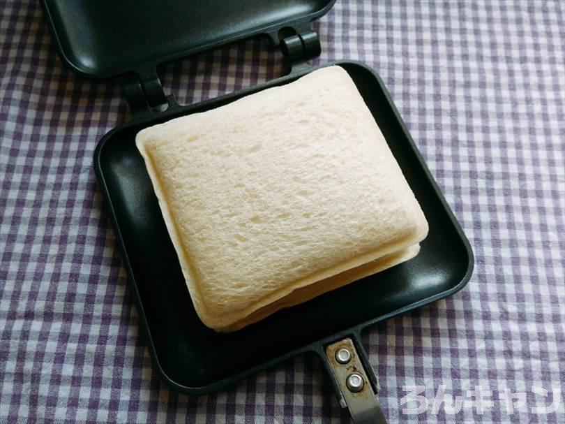 ホットサンドメーカーでチョコレートのランチパックを重ね焼き（ミニチョコ2個を追加ではさんだアレンジレシピ）