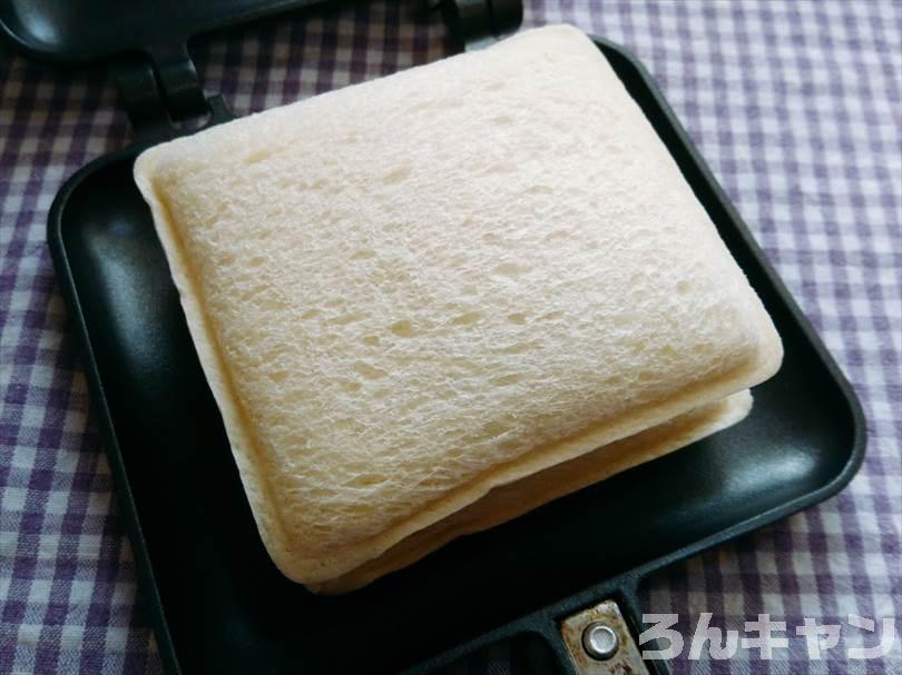 ホットサンドメーカーでチョコレートのランチパックを重ね焼き（ミニチョコ2個を追加ではさんだアレンジレシピ）