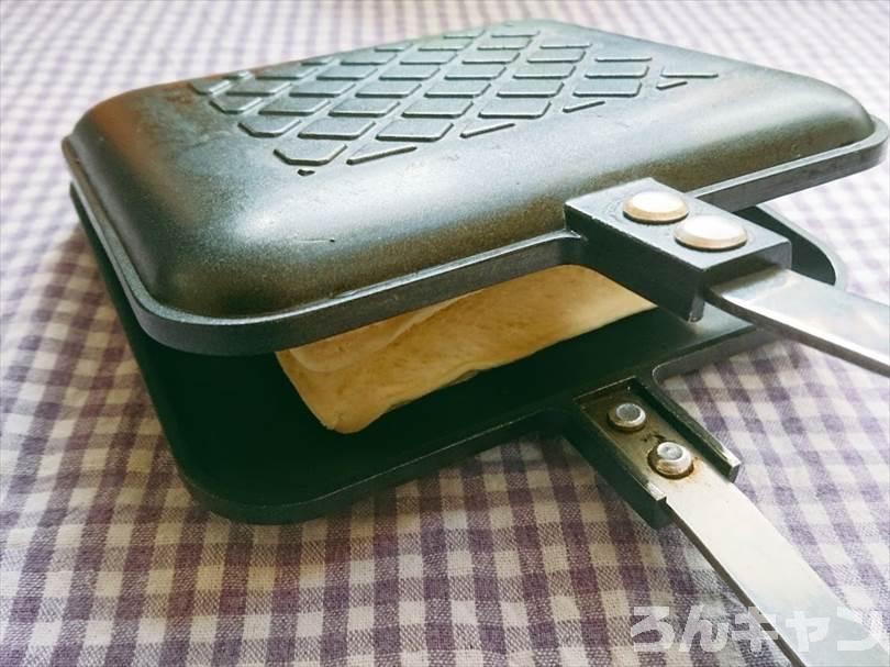 ホットサンドメーカーでチョコレートのランチパックを重ね焼き（ミニチョコ2個を追加ではさんだアレンジレシピ）