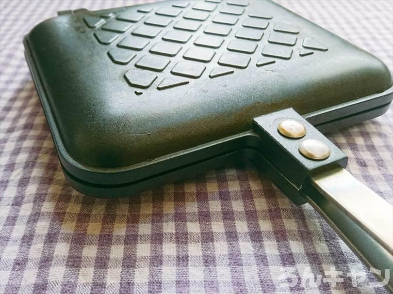ホットサンドメーカーでチョコレートのランチパックを重ね焼き（ミニチョコ2個を追加ではさんだアレンジレシピ）