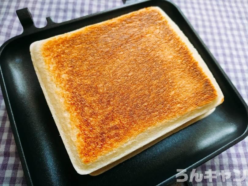 ホットサンドメーカーでチョコレートのランチパックを重ね焼き(ミニチョコ2個を追加ではさんだアレンジレシピ)
