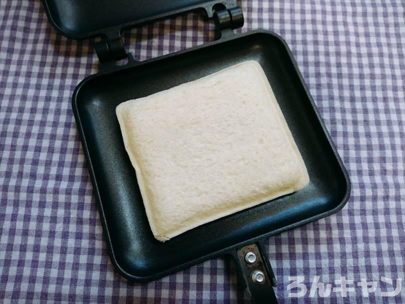 ホットサンドメーカーでチキンカレーのランチパックを重ね焼き（チキンハンバーグととろけるチーズをのせてアレンジレシピ）